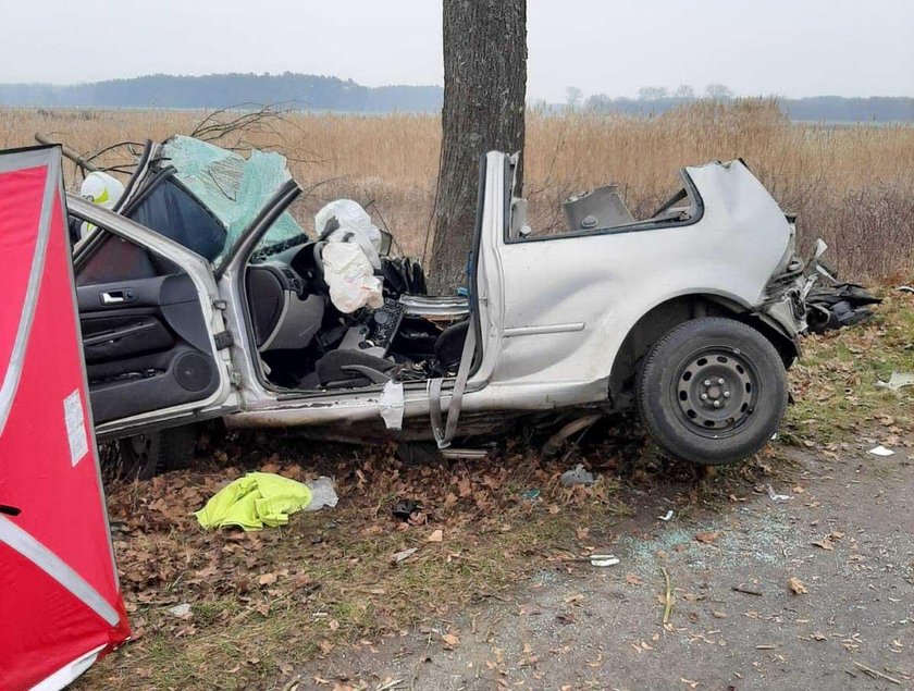 Na miejscu wypadku długo pracował prokurator z policjantami 