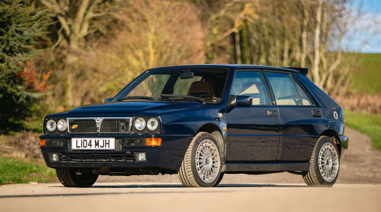 Sokak vágyálma még ma is a 80-as, 90-es évek egyik álomautója, a Lancia Delta HF Integrale, amelyet most a híres brit színész eladásra kínál