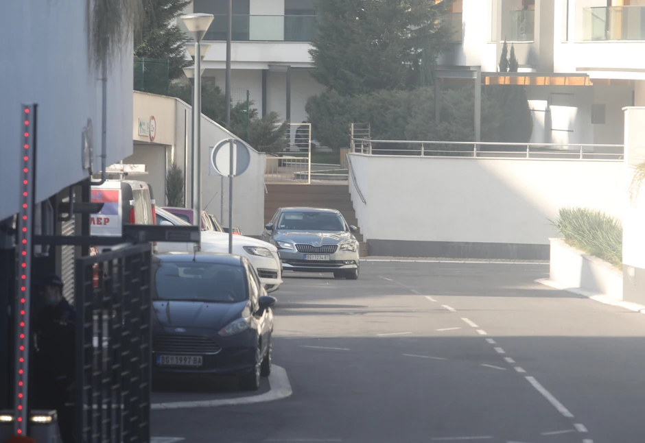 "Škoda" koju su policajci izvezli iz garaže posle BMW-a i "audija" za koje se sumnja da pripadaju Šobiću