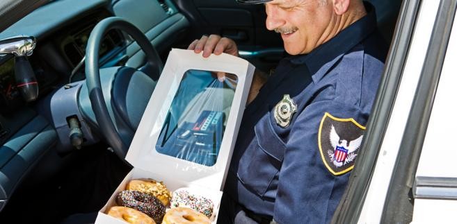 <b>American donut</b><br />Pączek z dziurą w środku, może być polany czekoladą i z posypką. Nieodłączny element towarzyszący amerykańskim stróżom prawa