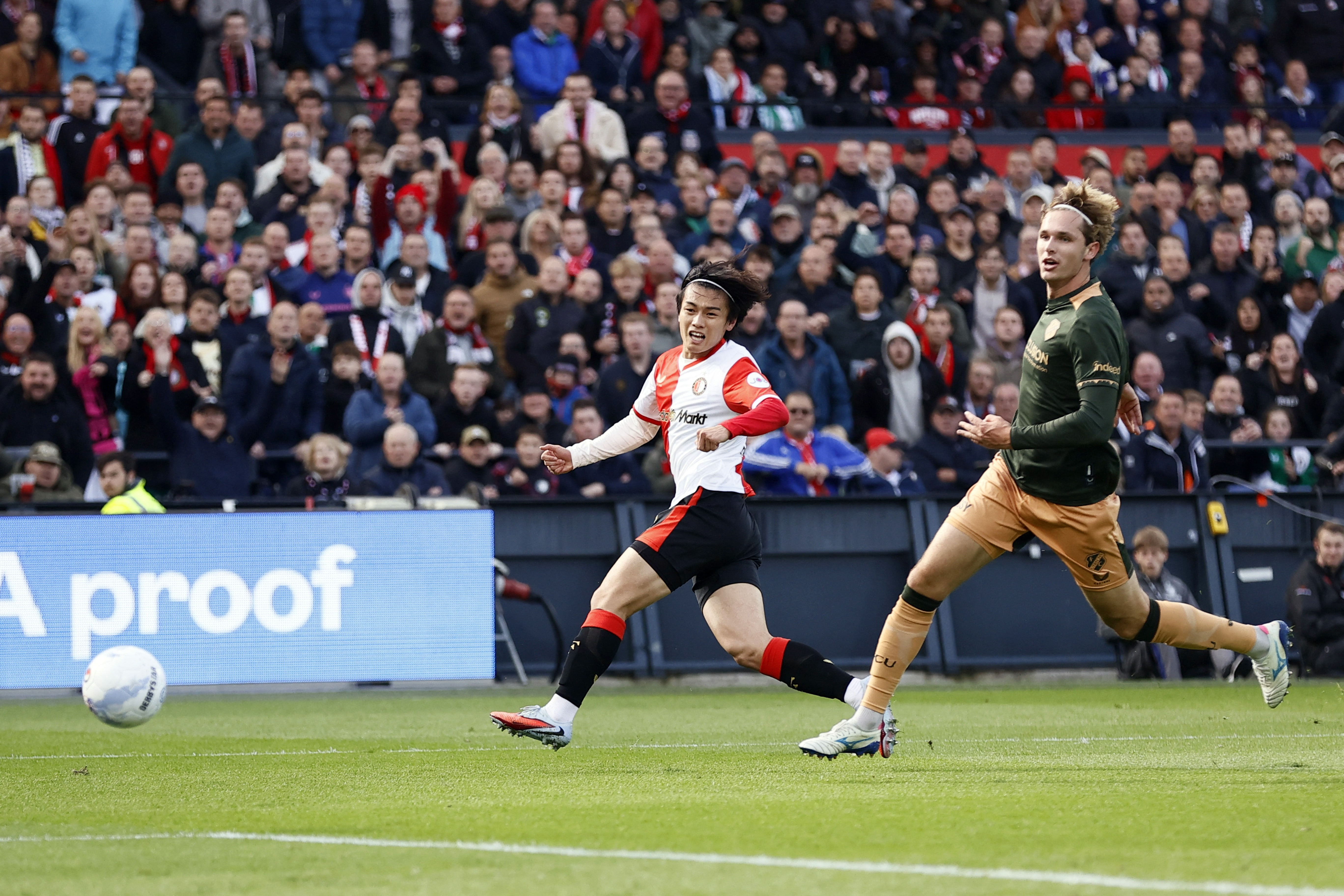 Ueda redt Feyenoord in slotfase - koploper houdt PSV op afstand