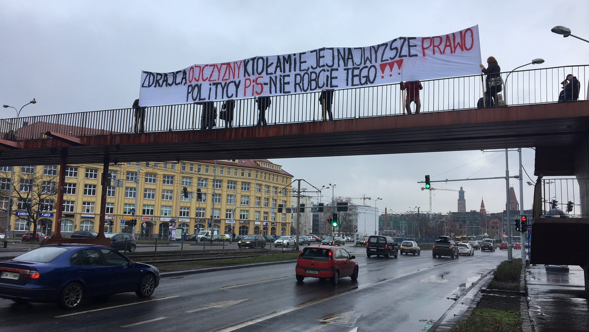 Od kilku dni we Wrocławiu zbierane są podpisy ws. nadania kładce nad ulicą Legnicką na placu Solidarności nazwy "Kładka Demokracji". Jak dotąd pod wnioskiem, który ma trafić do rady miejskiej, podpisało się ponad 200 osób. Kolejne podpisy będą zbierane jutro podczas protestu na kładce. Początek o godz. 13.