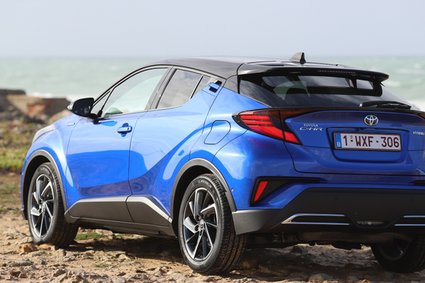 Segment małych SUV-ów w Polsce wciąż rośnie. Toyota C-HR po liftingu z nowym układem hybrydowym