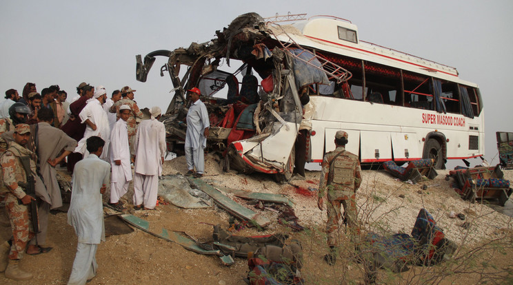 Buszbaleset Pakisztánban - Fotó: MTI