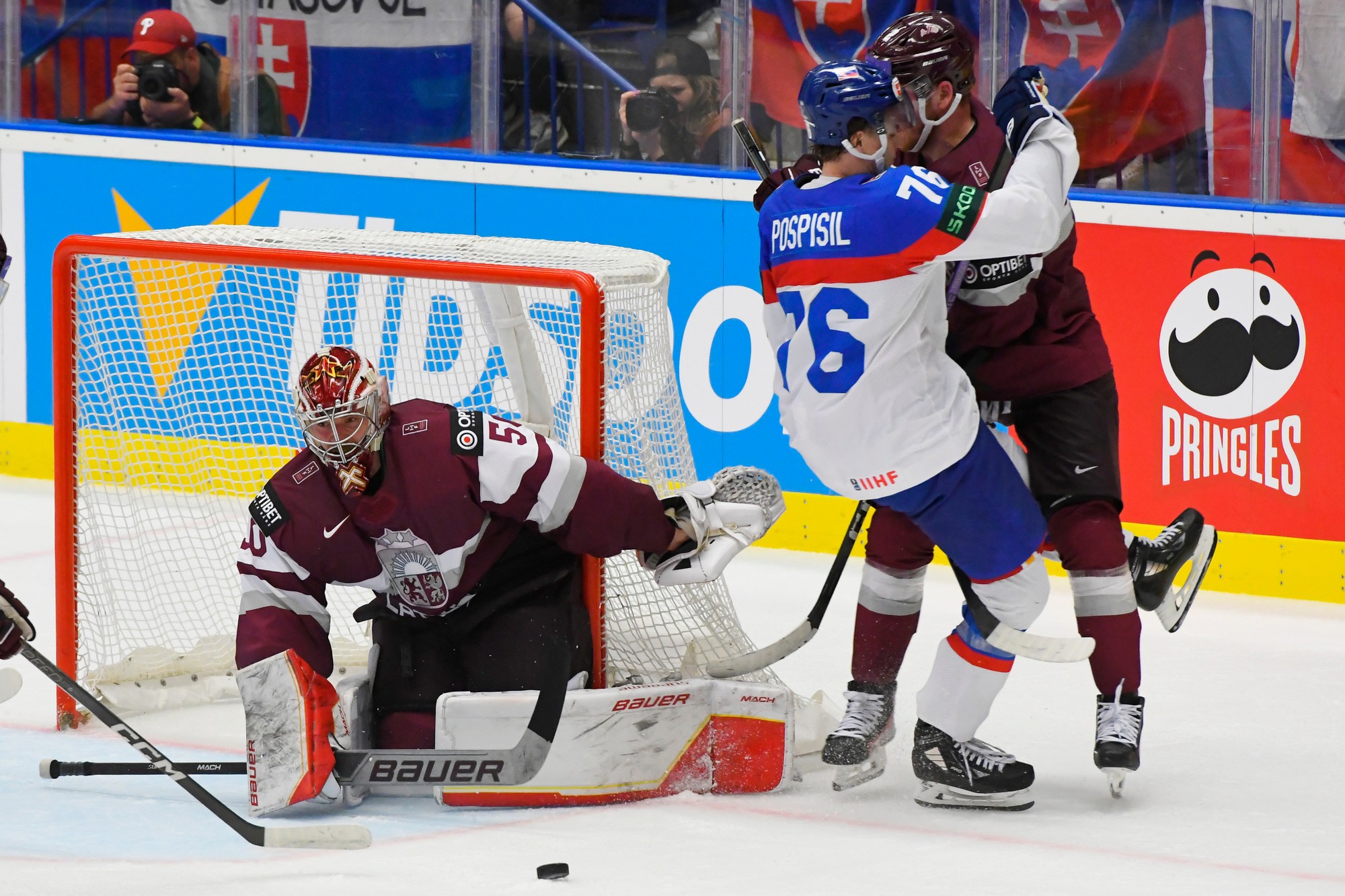Zľava brankár Kristers Gudlevskis (Lotyšsko), Martin Pospíšil (Slovensko) a Karlis Cukste (Lotyšsko).