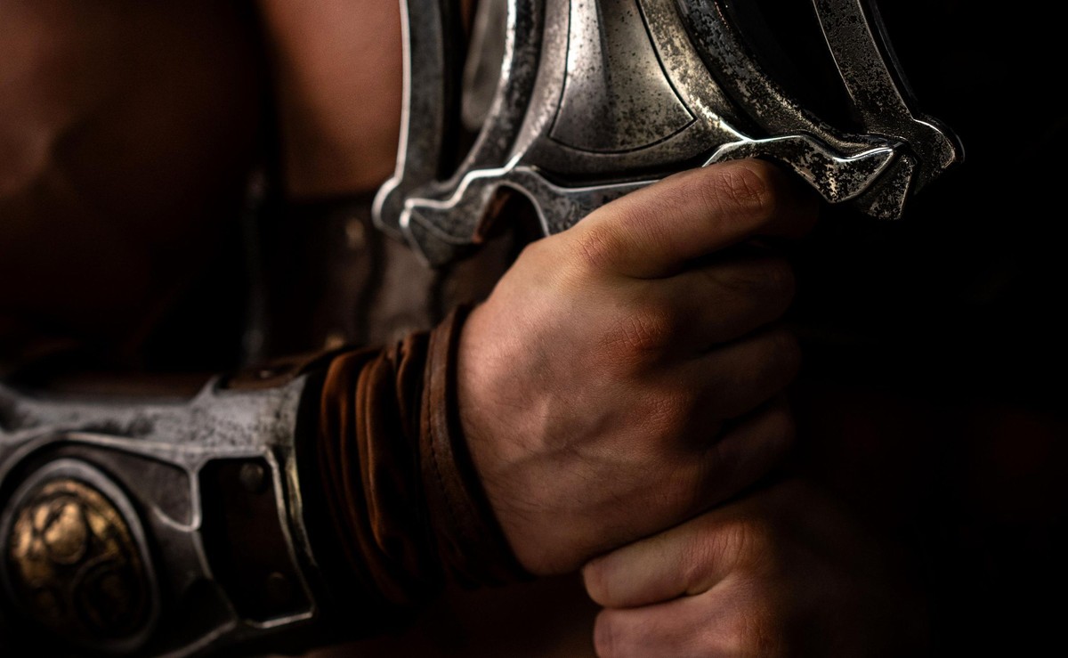 Nicholas Galitzine jako He-Man na plakacie filmu "Masters of the Universe"
