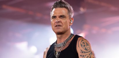 Robbie Williams nie wytrzymał i narobił w gacie na koncercie. Oburzona fanka: "Byłam tam! Ty mnie przytulałeś!"