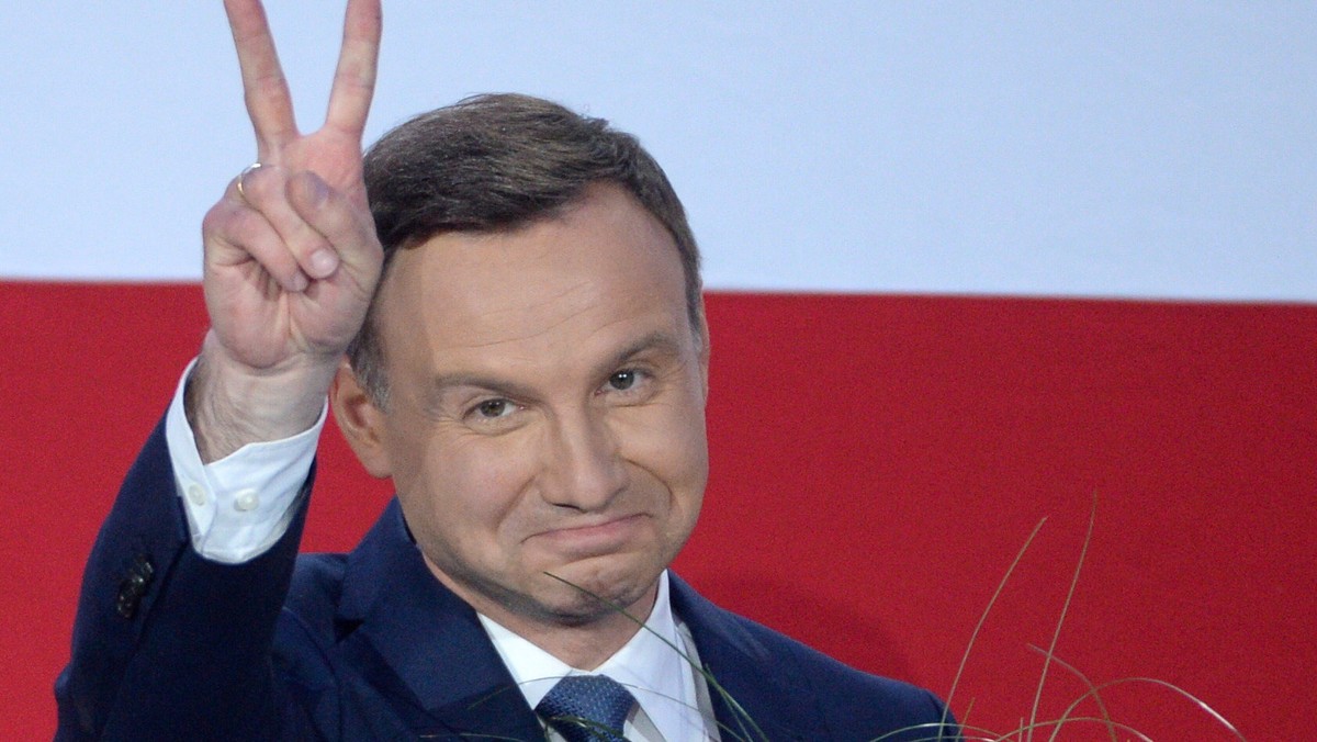 Andrzej Duda zrzekł się członkostwa w PiS. Decyzję tę prezydent elekt podjął na posiedzeniu klubu Prawa i Sprawiedliwości - dowiedziała się PAP. Prezes PiS Jarosław Kaczyński pogratulował mu zarówno wyboru, jak i sposobu, w jaki prowadził kampanię wyborczą. Sam Duda natomiast podziękował za wiele lat współpracy.