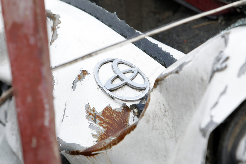 Japonia po trzęsieniu ziemi: logo Toyota na zniszczonym samochodzie