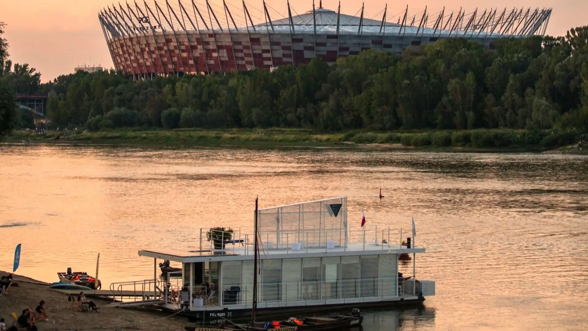 Po Wiśle w Warszawie pływa już przeszklona iBarka. W ofercie m.in. rejs na zachód Słońca