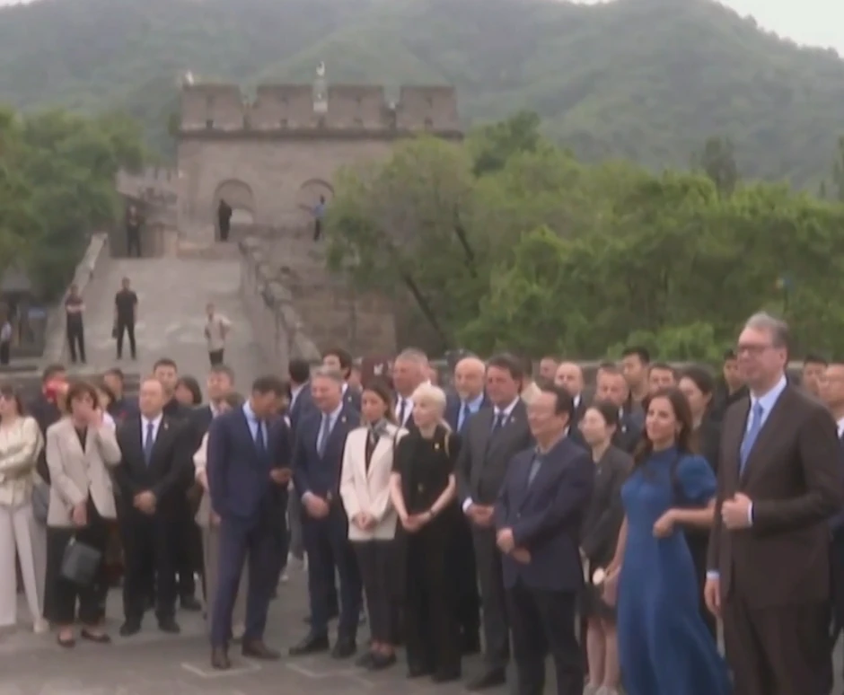 Aleksandar Vučić i delegacija iz Srbije posetila Kineski zid, igra se srpsko kolo