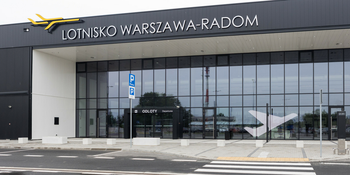 Port oficjalnie nazywa się Lotniskiem Warszawa-Radom.
