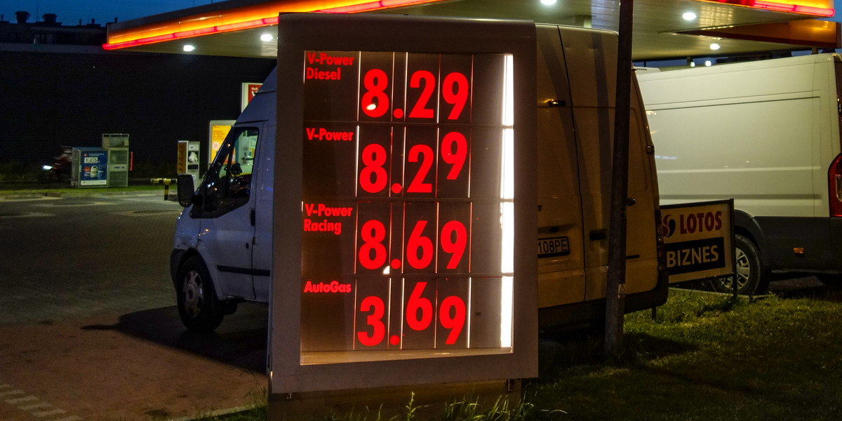 Problemy z podażą ropy na świecie mogą wkrótce spowodować testowanie ceny 8 zł na polskich stacjach.