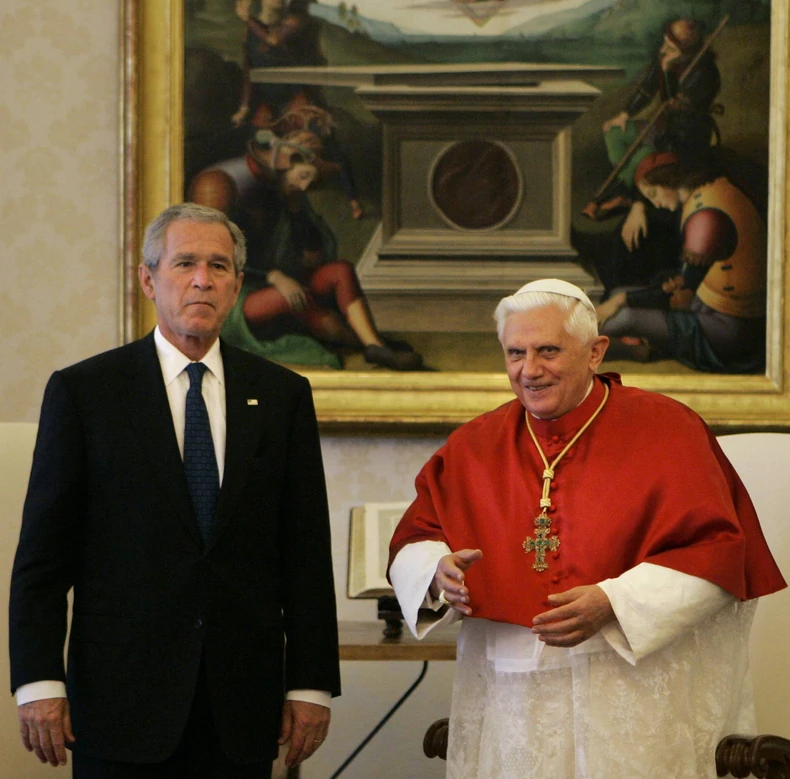 Papa Benedikt sa Džordžom Bušom