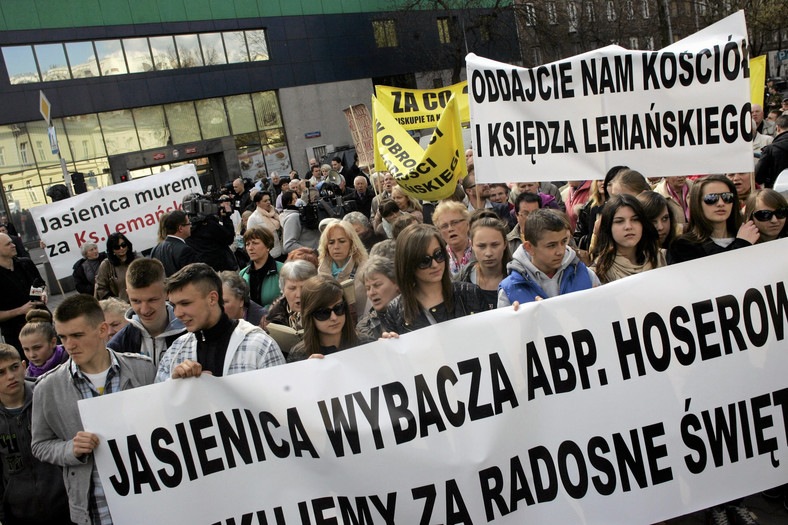 17 kwietnia zwolennicy ks. Lemańskiego protestowali w jego obronie pod Kurią Warszawsko-Praską