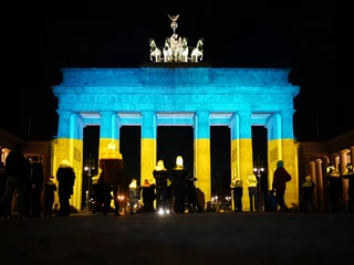 Brama Brandenburska w Berlinie rozświetliła się barwami narodowymi Ukrainy po tym, jak Władimir Putin ogłosił wysłanie wojsk do sąsiada