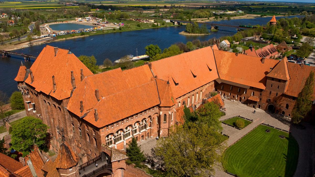 "Habit i zbroja" – taki tytuł ma nosić opowiadający historię zakonu krzyżackiego historyczny film dokumentalny, do którego zdjęcia rozpoczęły się dzisiaj na zamku w Malborku. Reżyserem obrazu jest Paweł Pitera znany m.in. z filmów "Na kłopoty… Bednarski" czy "Świadectwo".