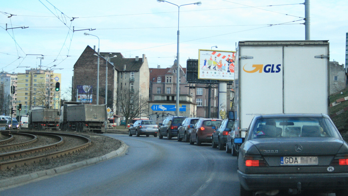 Piątkowy poranek to ciążka próba dla kierowców - z powodu czwartkowego wypadku do godziny 11:00 zamknięta będzie południowa obwodnica Gdańska w stronę Warszawy. Samochody kierowane są na Podwale Przedmiejskie, a następnie na ul. Elbląską. Ogromny korek utworzył się na Alei Armii Krajowej.