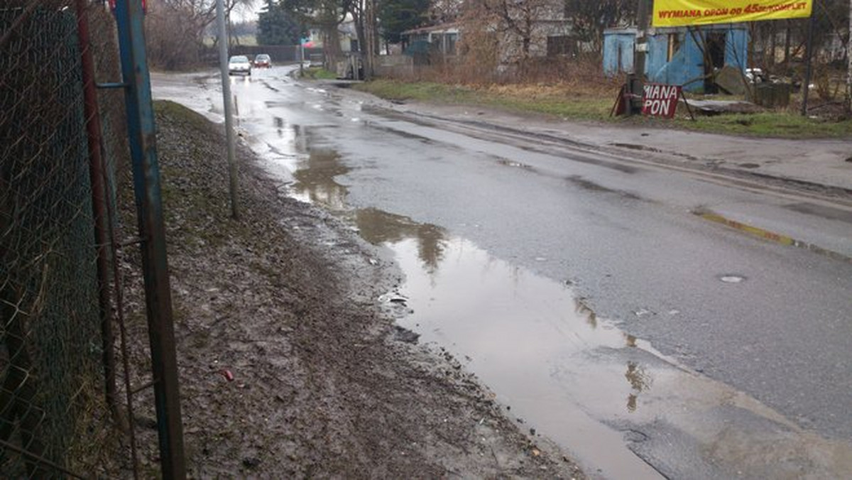 Onet od kilku dni opisuje problem dziurawych dróg w Krakowie, na który również zwracają uwagę nasi czytelnicy. Zaczęło się od przystanku autobusowego na ul. Powstańców, po czym ruszyła lawina. ZIKiT apeluje, aby wszelkie problemy związane z dziurawymi drogami zgłaszać bezpośrednio do nich na całodobową infolinię.