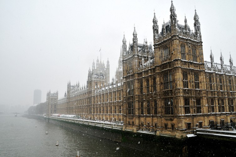 W Wielkiej Brytanii wiek emerytalny dla kobiet i mężczyzn wynosi obecnie <br>65 lat</b> (niedawno podwyższono go dla kobiet - wcześniej wynosił 60 lat). 
<br>
<br>
Jednak brytyjski rząd planuje podwyższyć te progi. Według zapowiedzi, zmiany dotyczące nowego ustawowego wieku emerytalnego - dla kobiet i mężczyzn 68 lat - wejdą w życie w połowie lat 30. XXI wieku. Do końca lat 40. wiek emerytalny zostanie podniesiony do 69. roku życia, a docelowo do 70.