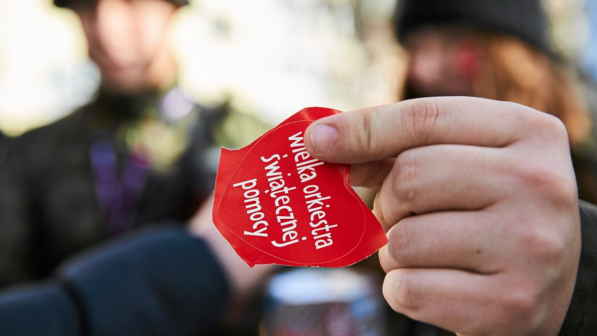 15-letni wolontariusz Wielkiej Orkiestry Świątecznej Pomocy dwa dni po finale imprezy pojawił się w szkole ubrany w bluzę z czerwonym serduszkiem. To nie spodobało się katechecie, który groził zdarciem naklejki. - Owsiak to złodziej - mówił nauczyciel. Sprawą zajęła się dyrekcja szkoły - informuje "Gazeta Wyborcza".