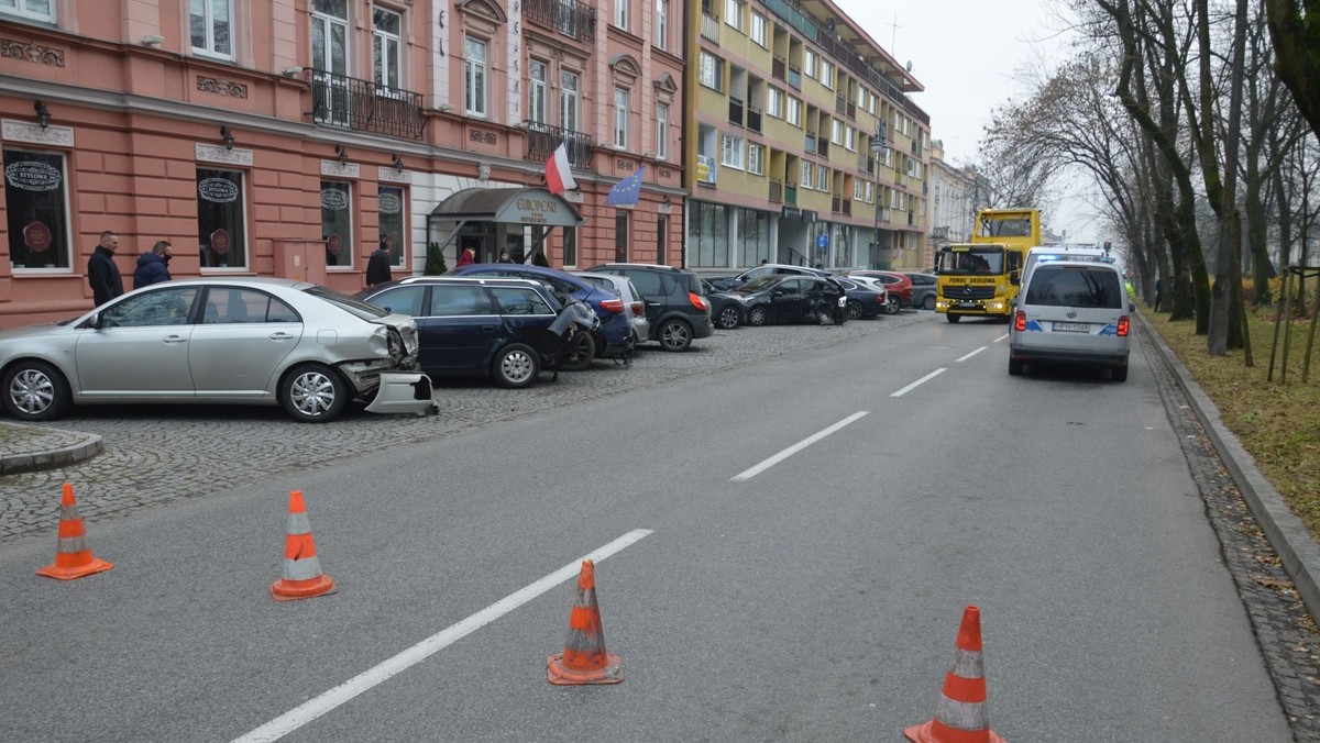 Radom. Pijany kierowca uszkodził 10 zaparkowanych samochodów