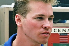 Ovo je POSLEDNJI SNIMAK Vala Kilmera u kom smo ga VIDELI ŽIVOG, a to što radi izaziva JEZU: Bolest, glas i soba - prizor su s kojim javnost NE MOŽE DA SE NOSI