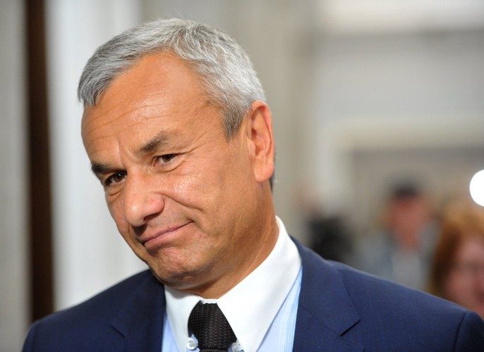 <b>Minister sportu i turystyki Andrzej Biernat</b>
<br>
<br>
Ukończył studia na Wydziale Pedagogiki Wyższej Szkoły Pedagogicznej w Częstochowie. Potem odbył podyplomowe studia w Akademii Wychowania Fizycznego w Poznaniu w zakresie organizacji i zarządzania sportem.
<br>
<br>
Pracował jako nauczyciel w szkole w Konstantynowie Łódzkim. Był też jednym z współtwórców, a do 1996 dyrektorem Centrum Sportu i Rekreacji w tym mieście.
<br>
<br>
W 2005 roku z listy PO wszedł do Sejmu i spędził tam niemal trzy kadencje, dopóki nie wszedł do rządu Tuska.