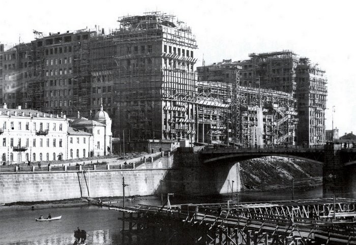 Dom na Nadbrzeżu w Moskwie w trakcie budowy, 1930 r.