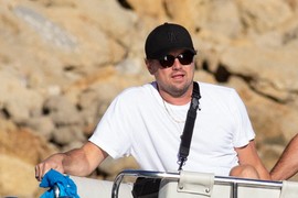 Dikaprio sa devojkom LETUJE NA JADRANU: Preko lica STAVIO MASKU, ali je Petra uspela da ga snimi - društvo na letovanju pravi mu još jedan OZBILJAN GLUMAC