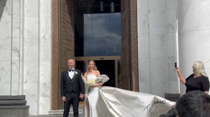 Na venčanici piše "Volim te"