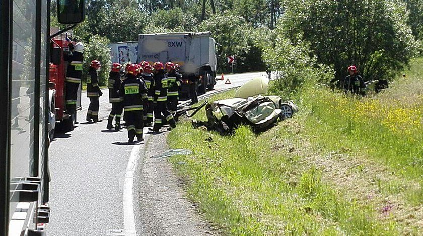 Poważny wypadek pod Oświęcimiem. Auto rozpadło się na kawałki