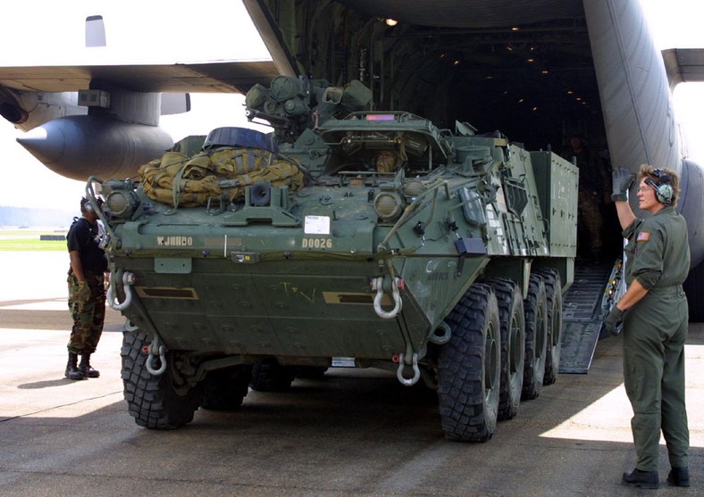 Zabudowany na bazie KTO Stryker moździerz w trakcie rozładunku. Pojazdy mogą być transportowane drogą powietrzną, co sprawia, że to brygady w nie uzbrojone są bardzo mobilne.