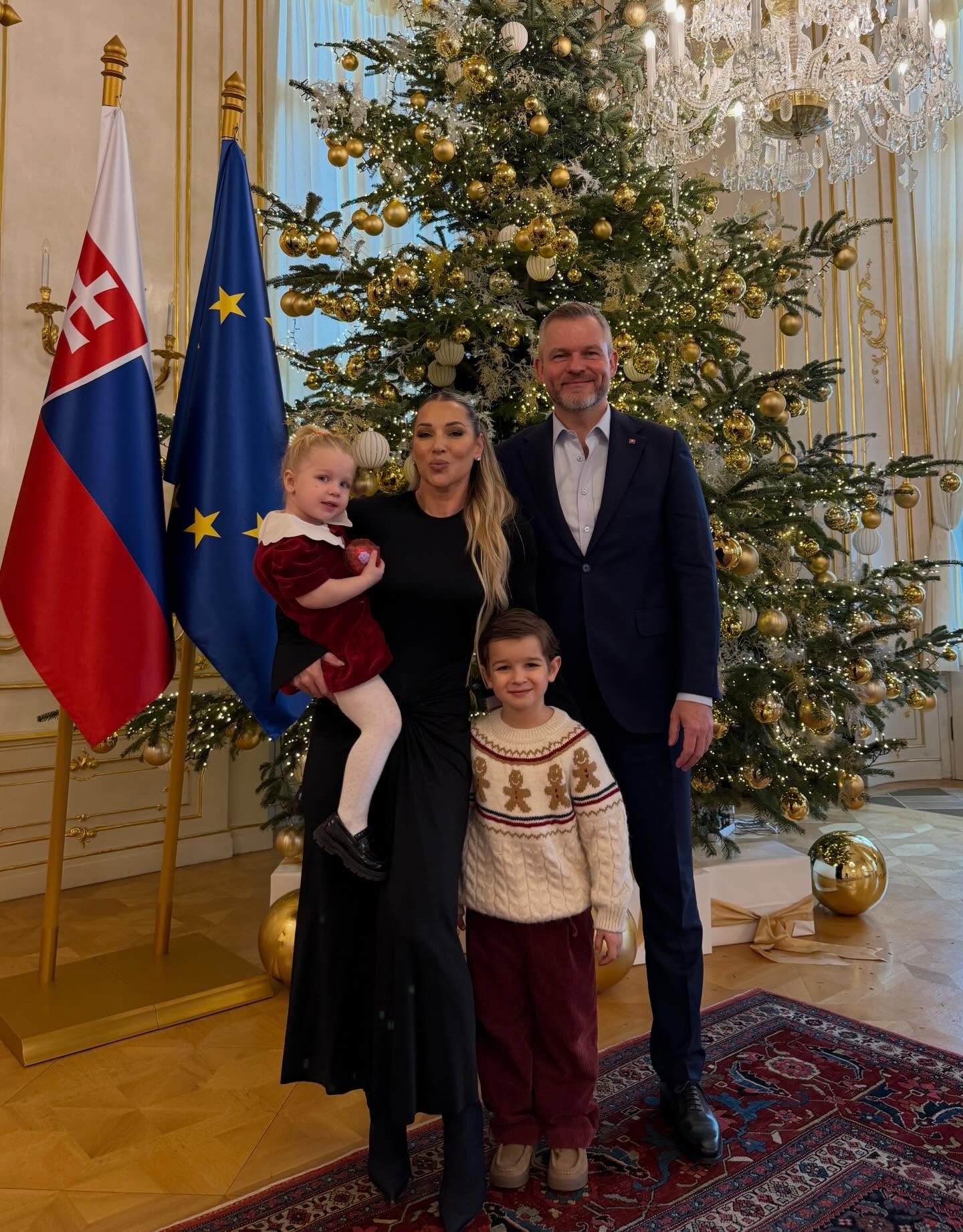 Dominika Cibulková s deťmi na vianočnej návšteve v prezidentskom paláci s prezidentom Petrom Pellegrinim.