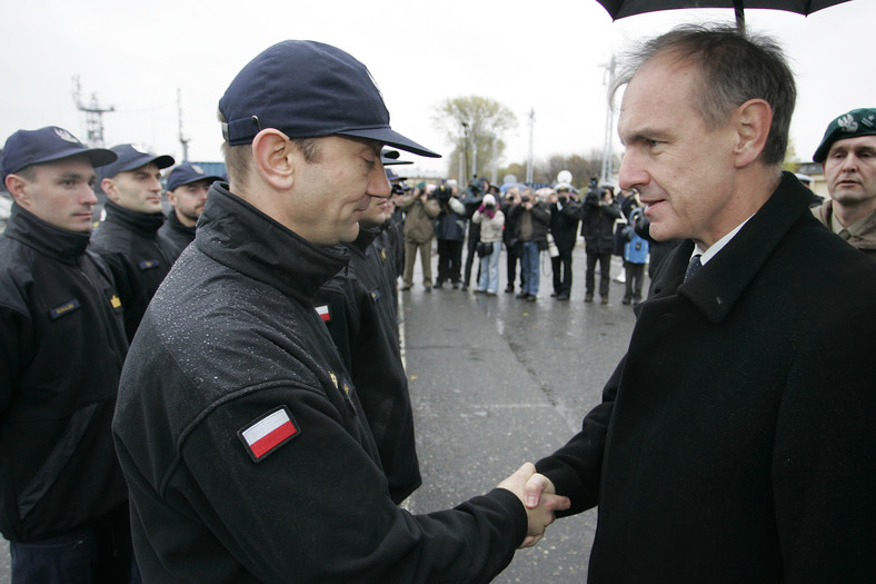 Minister obrony narodowej Bogdan Klich (P) żegna się z kom. por. Dariuszem Pawłowskim (L), dowódcą okrętu podwodnego ORP 