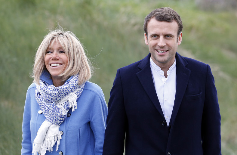 Brigitte i Emmanuel Macron w drodze do Pałacu Elizejskiego