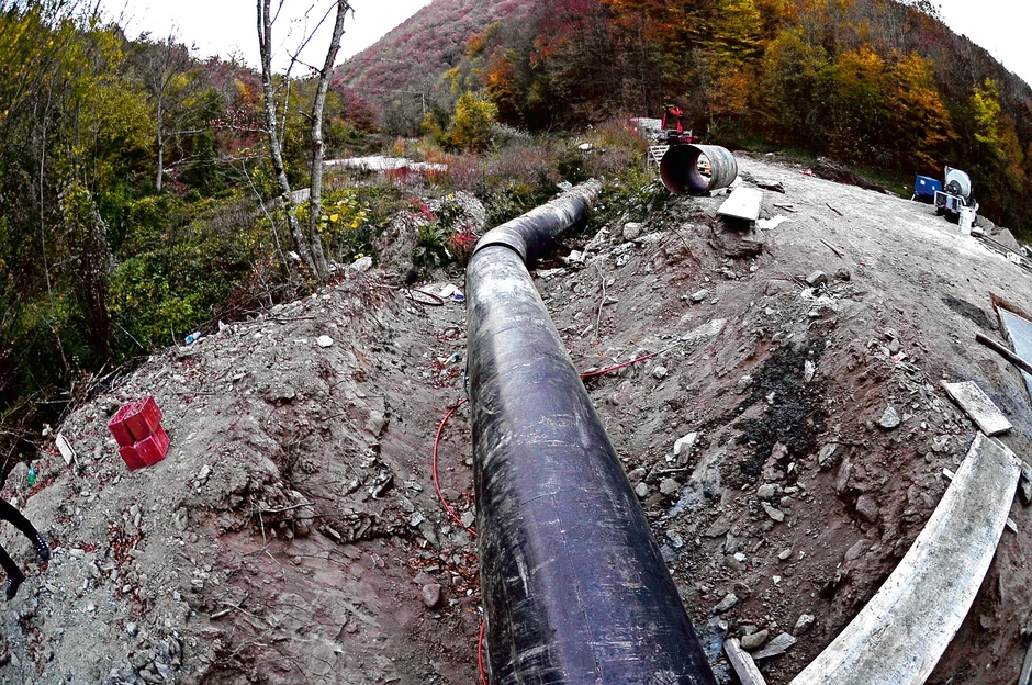 Ovako izgleda kada se reka strpa u cev