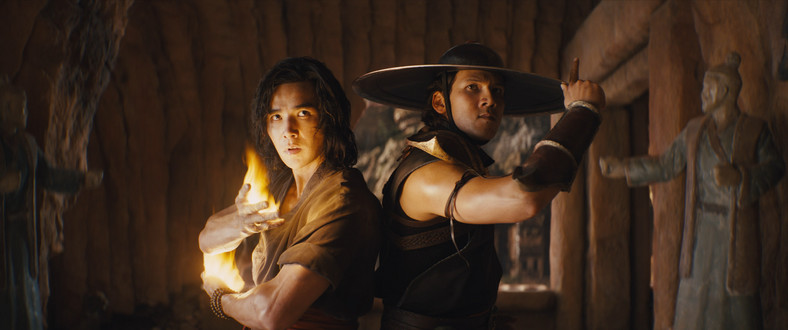 Ludi Lin jako Liu Kang i Max Huang jako Kung Lao w filmie "Mortal Kombat"