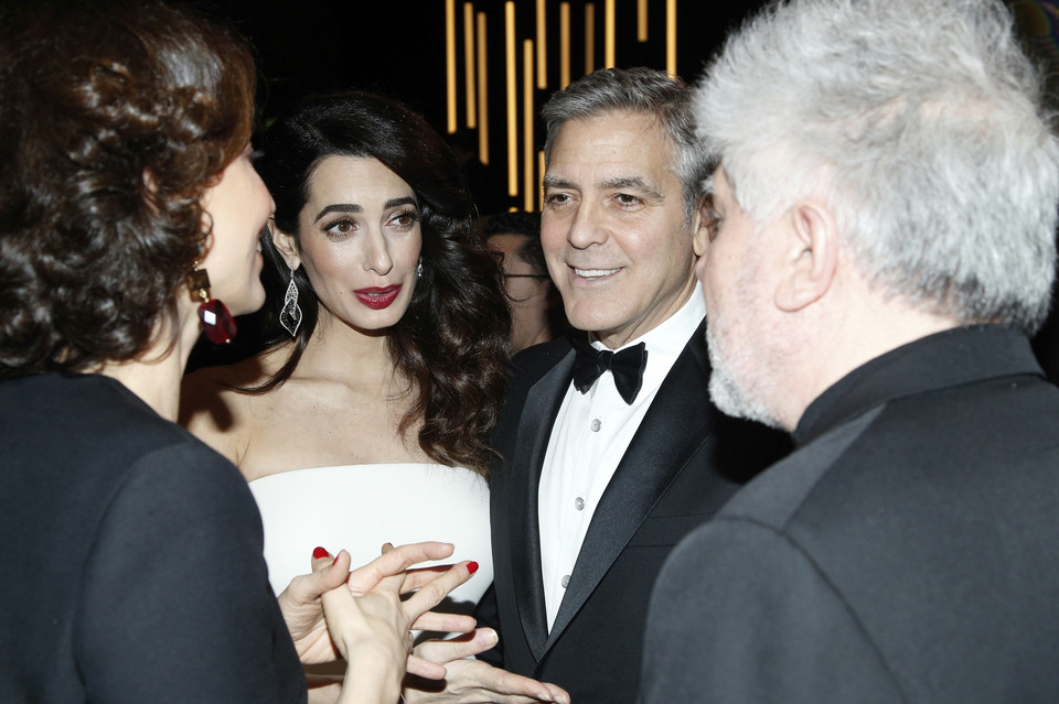 George Clooney i jego ciężarna żona Amal Clooney na gali Cezary 2017