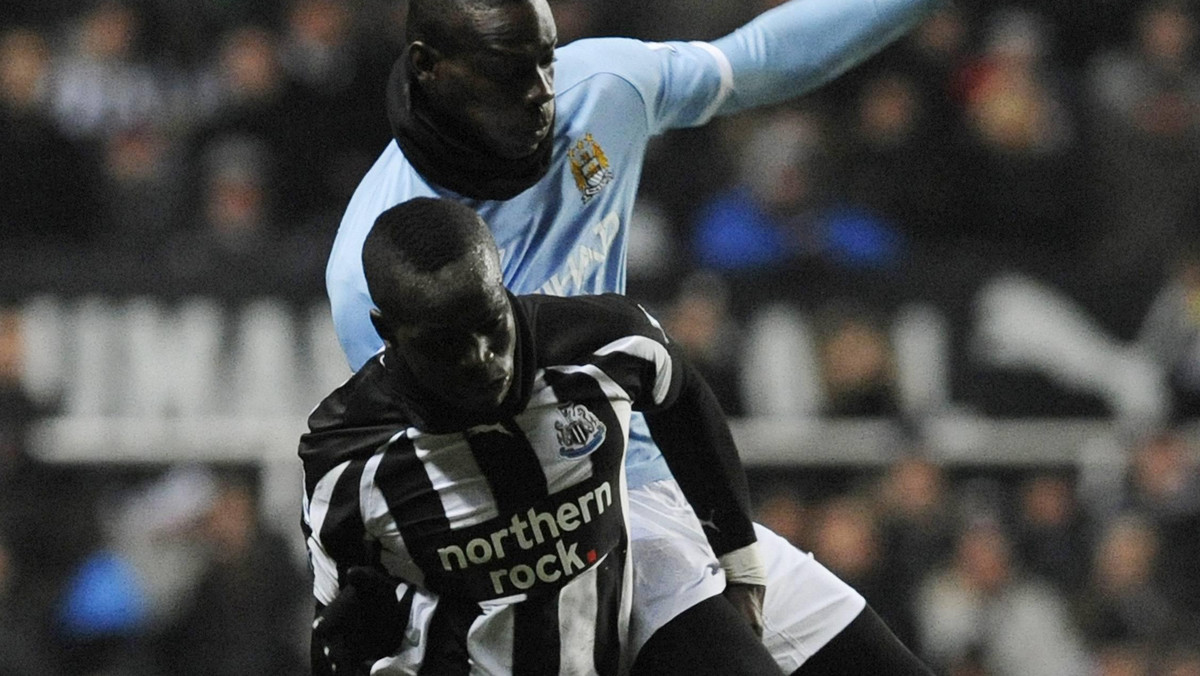 Manchester City pokonał Newcastle United 3:1 (2:0) w meczu 12. kolejki angielskiej Premier League. Drużyna Roberto Manciniego kontynuuje zatem "kosmiczną" passę (11. zwycięstwo w 12. meczu), kończąc jednocześnie piękną serię Newcastle. Ekipa Alana Pardew zanotowała pierwszą porażkę w sezonie.