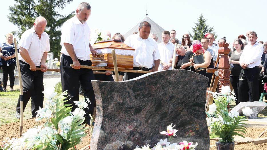 Utolsó útjára kísérték a dombrádi kismamagyilkosság áldozatát, Nórát / Fotó: Fuszek Gábor