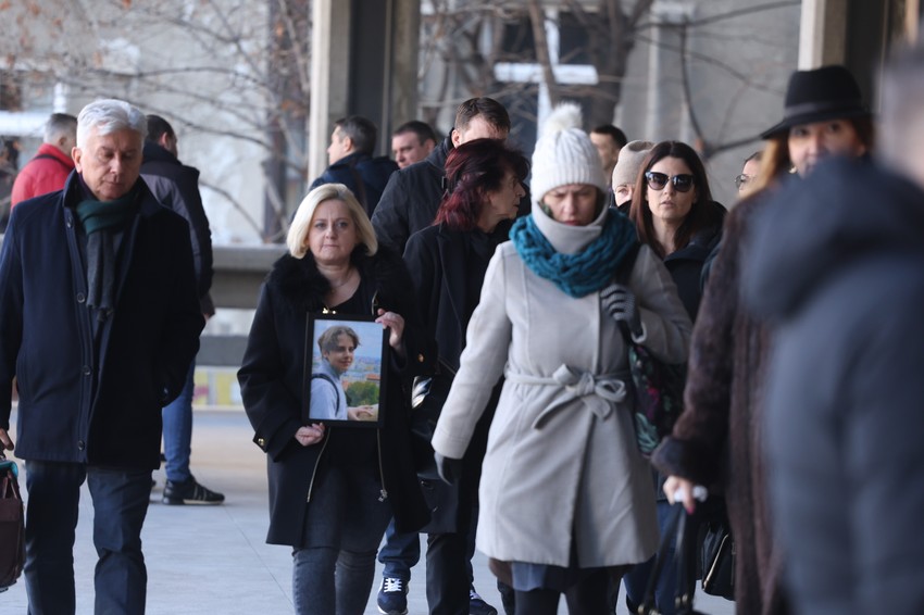 Majka malenog Andrije nosi u rukama sliku svog sina