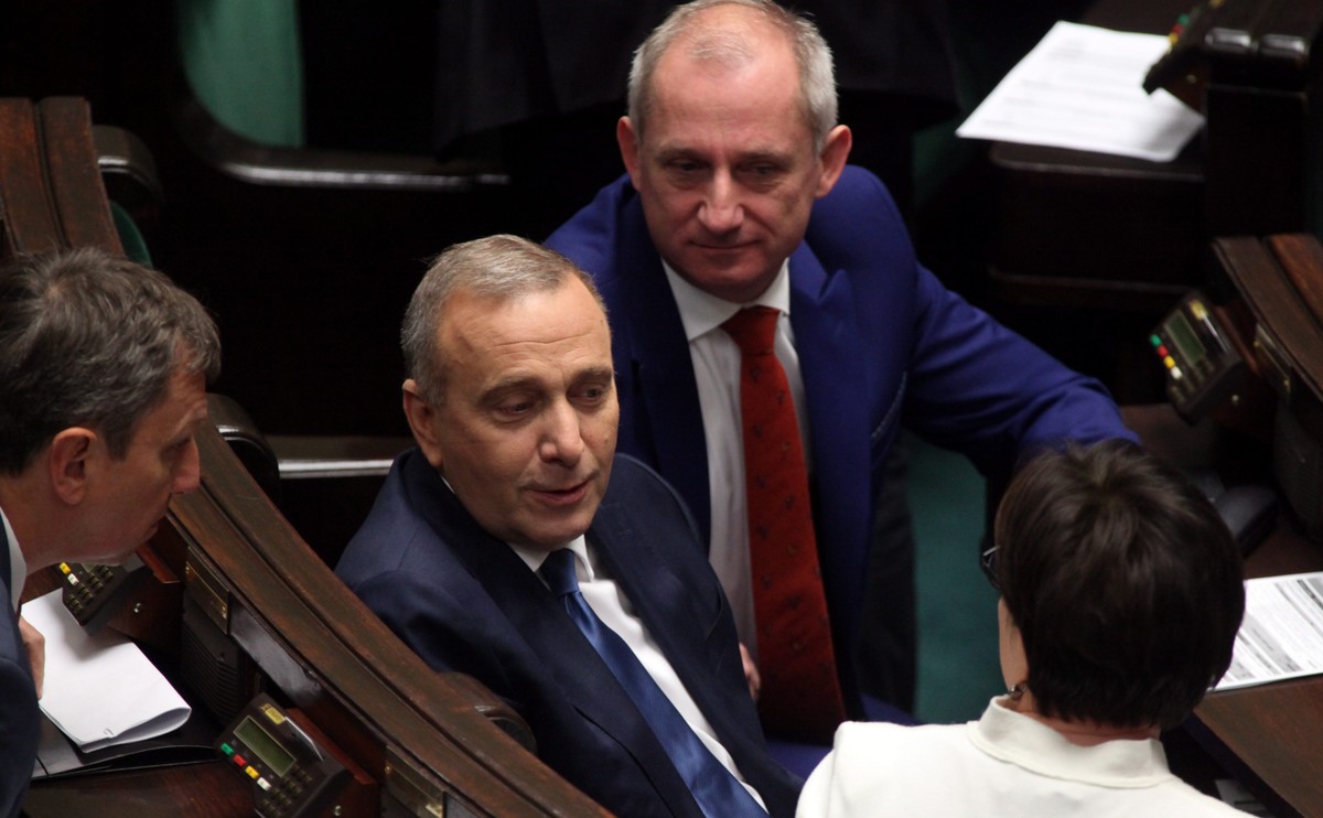 Prokuratura Okręgowa w Warszawie wszczęła śledztwo w sprawie przetargu na śmigłowce Caracal dla polskiej armii. Jak podał w piątek jej rzecznik Michał Dziekański, podstawą śledztwa jest art. 231 Kk, który przewiduje karę do 3 lat więzienia za niedopełnienie obowiązków lub przekroczenie uprawnień.