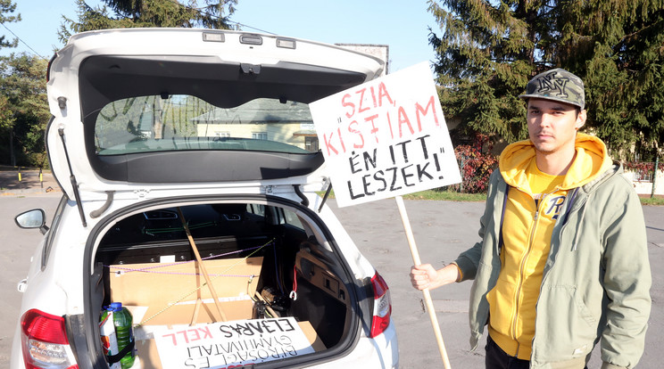 Heteken át tartotta fel a forgalmat a demonstráló férfi, az autósok eleinte ki nem állhatták. Most megoldódni látszik az ügye / Fotó: Pozsonyi Zita