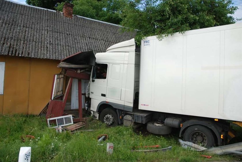 Tir wjechał w dom! Kierowca zasnął! FOTO