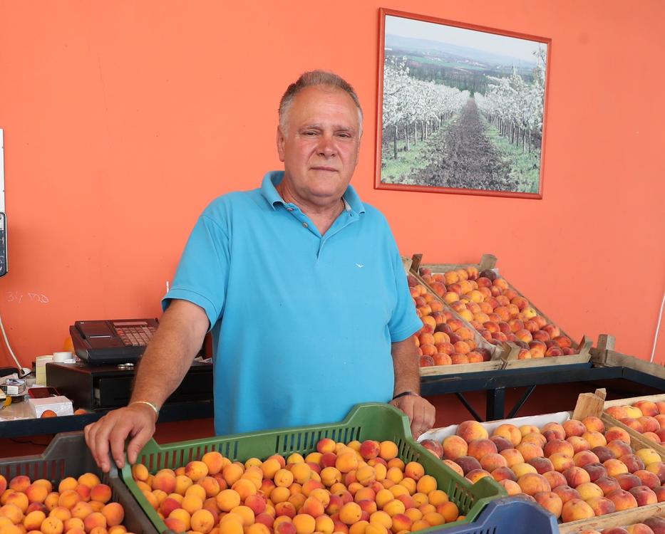 József, a Fény utcai piac árusa szerint nem lehet olcsóbban adni  / Fotó: Pozsonyi Zita