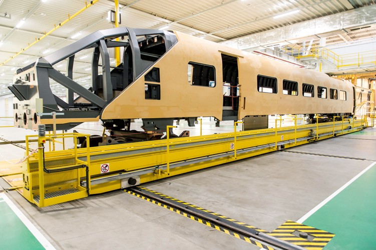 Bombardier Transportation Polska we Wrocławiu jest jedną z najstarszych fabryk taboru kolejowego w Europie i w Polsce. Dotychczas znana była przede wszystkim z produkcji nadwozi lokomotyw TRAXX, lokomotyw E464 dla Włoch oraz ciężkich lokomotyw towarowych przeznaczonych do eksploatacji w Szwecji. Do tej pory, w fabryce powstało m.in. ponad 16 000 ram wózków i blisko 2 400 nadwozi lokomotyw.<br><br> (kru) PAP/Maciej Kulczyński