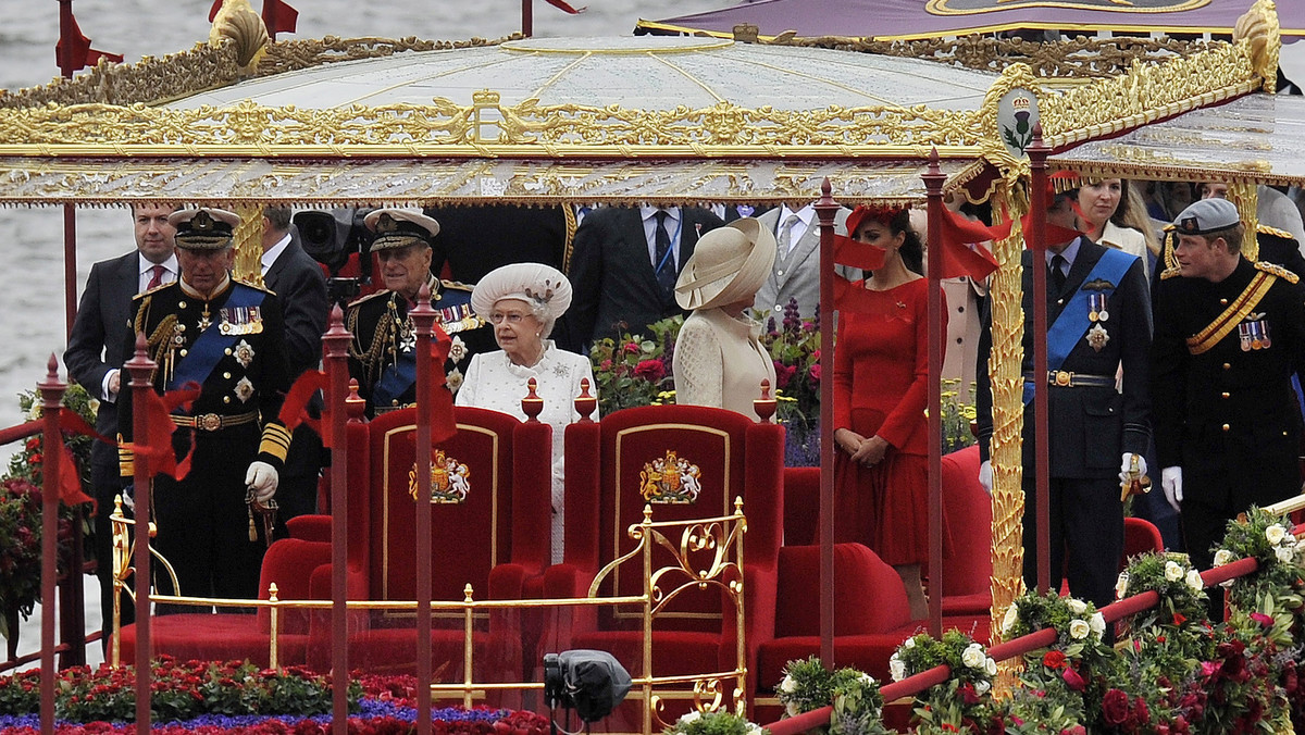 Elżbieta II dołączyła po południu do największej od 350 lat parady około tysiąca statków, łodzi, kutrów, holowników i kajaków, będącej główną atrakcją obchodów 60-lecia panowania brytyjskiej królowej. W towarzystwie 90-letniego księcia Filipa, noszącego ceremonialny mundur admirała floty, Elżbieta II, ubrana w biały kapelusz i biały płaszcz ze srebrnymi zdobieniami, przyjechała na molo Cadogan w pobliżu mostu im. Alberta w dzielnicy Chelsea.
