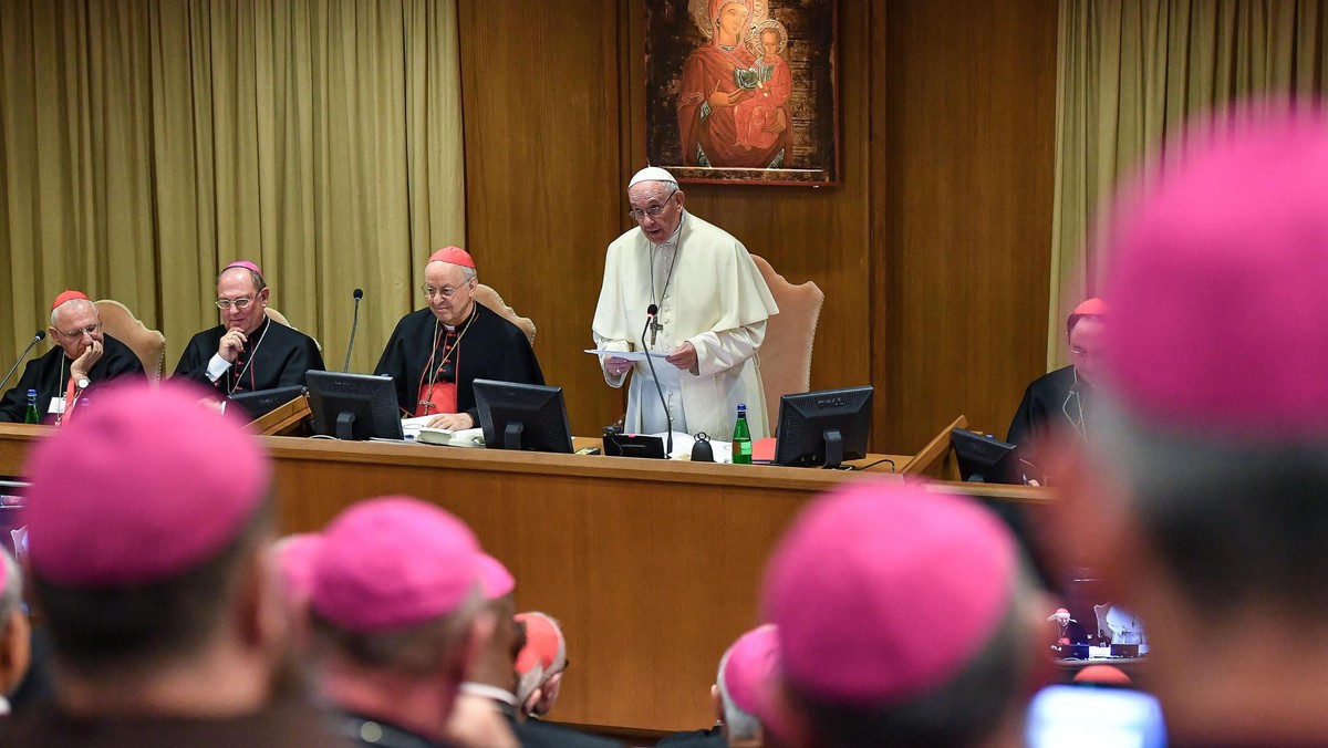 Papież Franciszek w pierwszym przemówieniu wygłoszonym na synodzie biskupów na temat młodzieży apelował o odwagę mówienia i pokorę słuchania. "Czujmy się wolni, aby zaakceptować i zrozumieć innych, a tym samym zmienić nasze przekonania i stanowiska" - wezwał.