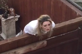 Glumica koju Srbija obožava DOŽIVELA NERVNI SLOM, izašla u dvorište pa počela da URLA! Slike uživo šokirale sve - na vrhuncu slave desio se KOLAPS i evo gde je danas ČUVENA LEPOTICA